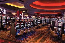 Studio dealer kasino langsung adam toto dengan kamera multi-sudut menampilkan meja baccarat